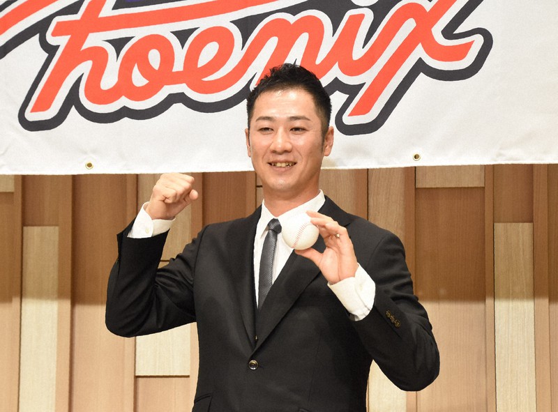 記者会見後にポーズを取る福岡北九州フェニックスの西岡剛選手兼監督=北九州市で2021年12月6日午後3時16分、黒澤敬太郎撮影
