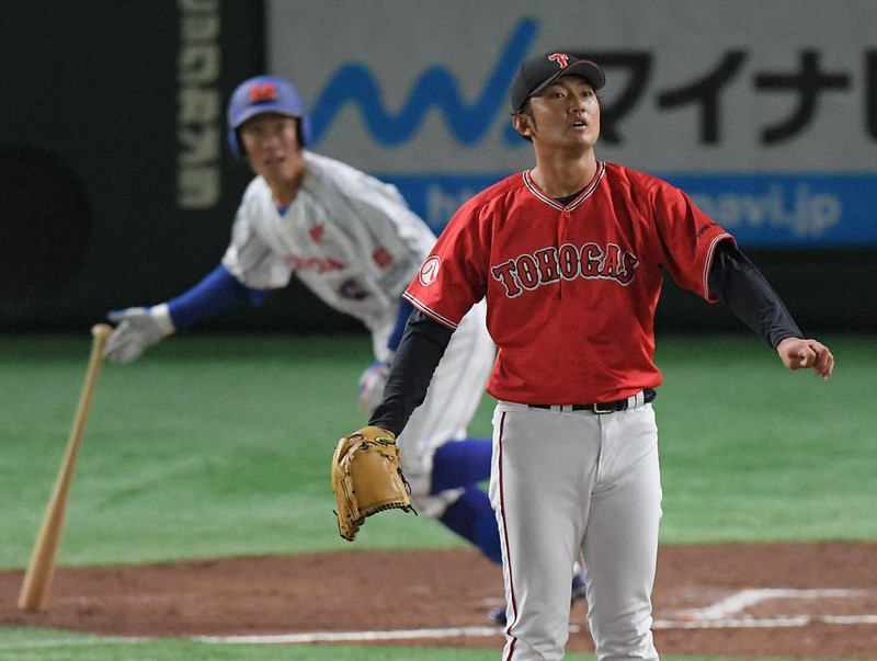 【大津町(ホンダ熊本)-名古屋市(東邦ガス)】四回表大津町無死、稲垣(奥)に先制本塁打を打たれ、打球の行方を追う名古屋市の先発・坂巻=東京ドームで2021年12月6日、滝川大貴撮影
