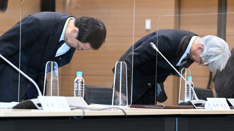 金融庁の業務改善命令を受け、記者会見するみずほフィナンシャルグループの坂井辰史社長（左）と、みずほ銀行の藤原弘治頭取（右）＝2021年11月26日、宮間俊樹撮影