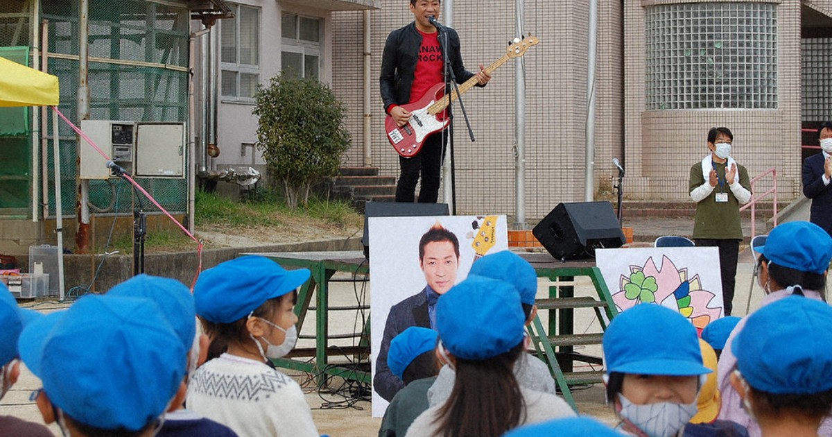 はなわさん歌披露 粕壁小150周年記念で来校 春日部 埼玉 毎日新聞 はなわさん歌披露 粕壁小150周年記念で来校 春日部 埼玉 毎日新聞