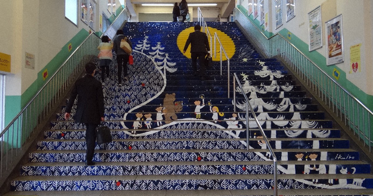 木更津駅に「冬の夜空」 階段アートお目見え 市原のikuiroさん作