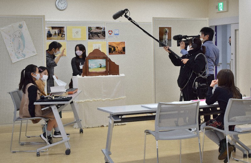 「第23回身体障害者補助犬シンポジウム」のオンライン配信に向けた事前収録で、紙芝居の上演に挑戦する子どもたち=宝塚市末広町で2021年12月5日午後1時55分、稲田佳代撮影