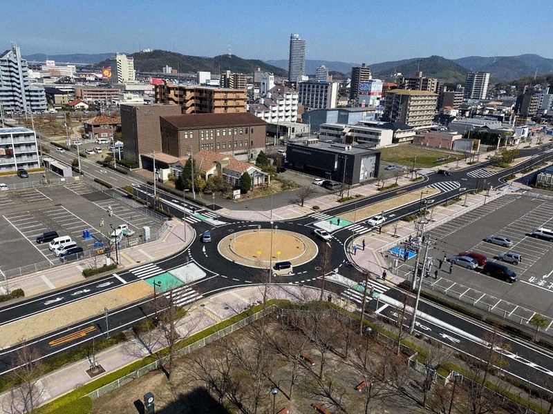 香川県宇多津町のラウンドアバウト＝同町で2020年3月（同町提供）
