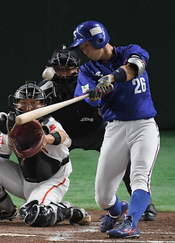 【横浜市(ENEОS)-東京都(東京ガス)】四回裏東京都無死一塁、小野田が同点となる2点本塁打を放つ=東京ドームで2021年12月7日、滝川大貴撮影