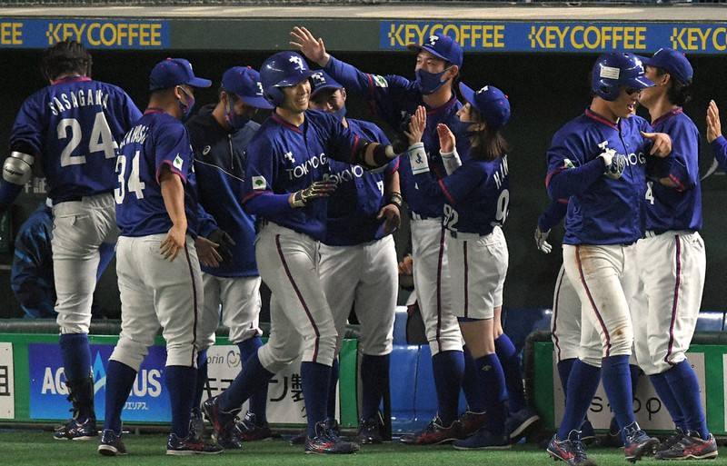 【ENEОS-東京ガス】四回裏東京ガス無死一塁、同点の2点本塁打を放ち、ベンチで祝福される小野田俊介(中央左)=東京ドームで、滝川大貴撮影