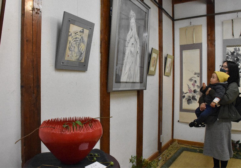 個性的な陶器や絵画が並んだ会場