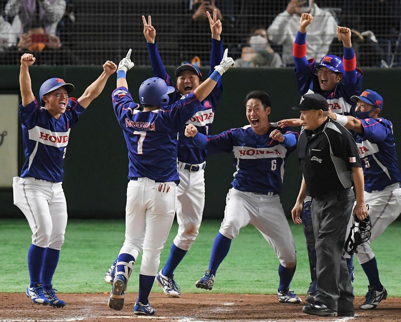 【東京都(セガサミー)-大津町(ホンダ熊本)】九回裏大津町無死、サヨナラの中越え本塁打を放った古寺(左から2人目)を祝福する大津町の選手たち=東京ドームで2021年12月8日、滝川大貴撮影