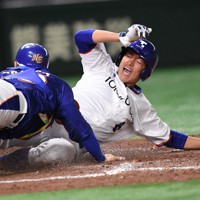 【東京都（NTT東日本）－東京都（東京ガス）】五回裏東京ガス1死満塁、馬場の中犠飛で三塁走者・加藤が生還（捕手・保坂）＝東京ドームで2021年12月8日、前田梨里子撮影
