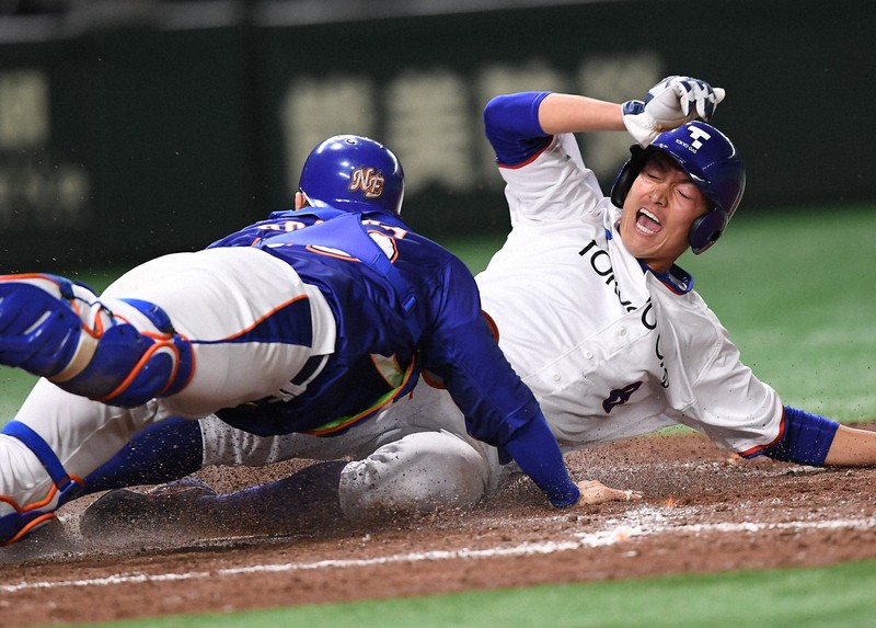 【東京都(NTT東日本)-東京都(東京ガス)】五回裏東京ガス1死満塁、馬場の中犠飛で三塁走者・加藤が生還(捕手・保坂)=東京ドームで2021年12月8日、前田梨里子撮影