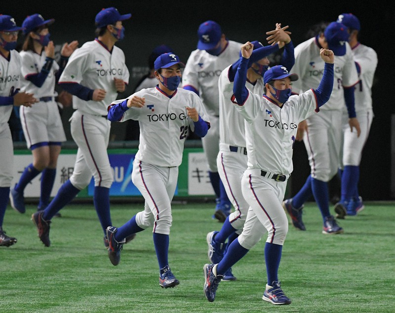 【東京都(NTT東日本)-東京都(東京ガス)】決勝進出を決めて喜ぶ東京ガスの選手たち=東京ドームで2021年12月8日、滝川大貴撮影