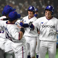 【東京都（NTT東日本）－東京都（東京ガス）】一回裏東京ガス1死満塁、右犠飛を放って笑顔を見せる相馬（右）。中央は生還した三塁走者の地引＝東京ドームで2021年12月8日、前田梨里子撮影