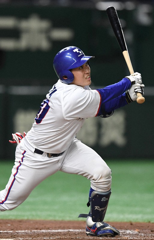 【東京都(NTT東日本)-東京都(東京ガス)】五回裏東京ガス1死満塁、馬場が中犠飛を放つ=東京ドームで2021年12月8日、前田梨里子撮影