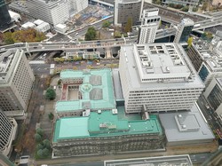 隣の高層ビルから見た日銀本店＝東京都中央区日本橋本石町で2020年12月5日、今沢真撮影