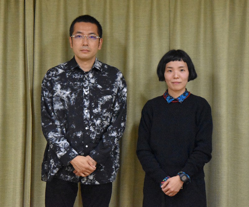 脚本のシライケイタ(左)と演出の金澤菜乃英=東京都渋谷区の青年座で2021年11月29日午後9時54分、広瀬登撮影