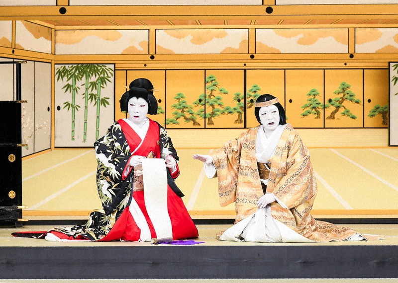 「伊達の十役」。猿之助の政岡(左)と中車の栄御前=松竹提供