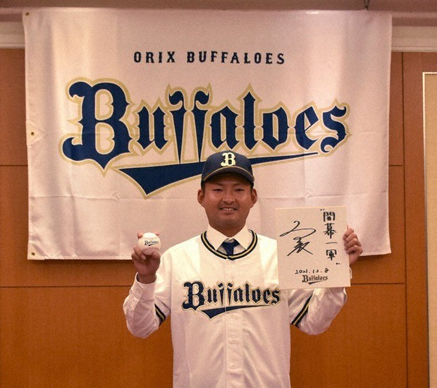 プロ野球 オリックス 小木田が仮契約 色紙に「開幕一軍」 「ようやく