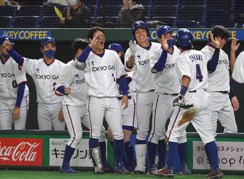【NTT東日本-東京ガス】一回裏東京ガス1死一塁、小野田の先制適時二塁打で生還した石川(右手前)を迎える東京ガスの選手たち=東京ドームで、津村豊和撮影