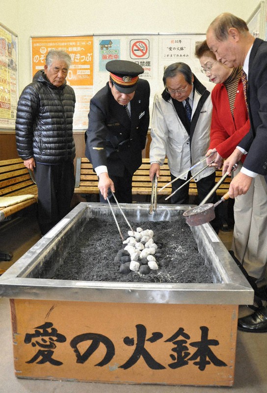 愛の火鉢」設置見送り 西予・JR卯之町駅 無人化に伴い ／愛媛 | 毎日新聞