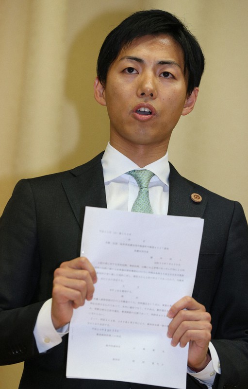 最高裁の通知文書を手に無罪を訴えていた、藤井浩人美濃加茂市長(当時)=岐阜県美濃加茂市で2017年12月13日午後7時1分、兵藤公治撮影