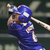 【東京都（NTT東日本）－東京都（東京ガス）】四回表NTT東日本1死満塁、上川畑が2点二塁打を放つ＝東京ドームで2021年12月8日、津村豊和撮影