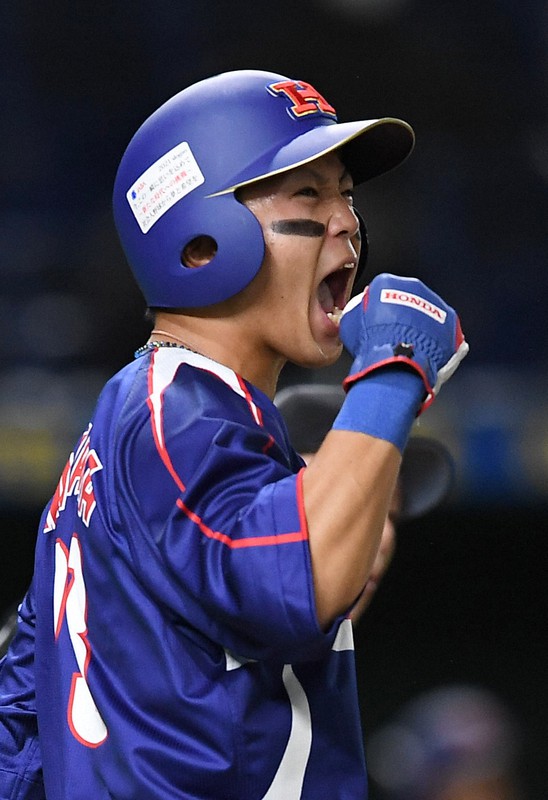 【東京都(セガサミー)-大津町(ホンダ熊本)】五回裏大津町1死三塁、中島準矢選手の二ゴロで生還し、ガッツポーズする宮川海斗選手=東京ドームで2021年12月8日、前田梨里子撮影