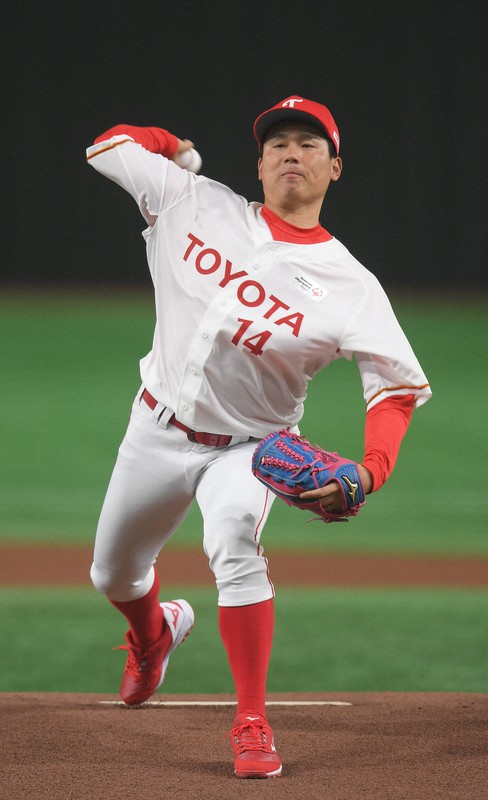 【大津町（ホンダ熊本）－東京都（東京ガス）】トヨタのユニホームを着て始球式をするプロ野球・広島の栗林良吏選手＝東京ドームで2021年12月9日、津村豊和撮影