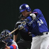 ★大会第33号★【大津町（ホンダ熊本）－東京都（東京ガス）】六回裏東京都無死、笹川が中越え本塁打を放つ＝東京ドームで2021年12月9日、滝川大貴撮影
