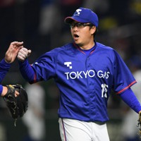 【大津町（ホンダ熊本）－東京都（東京ガス）】七回表を終えてベンチに戻る東京都の先発・臼井（右）＝東京ドームで2021年12月9日、北山夏帆撮影
