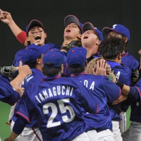 【大津町（ホンダ熊本）－東京都（東京ガス）】大津町を破って優勝し、喜ぶ東京都の選手たち＝東京ドームで2021年12月9日、津村豊和撮影