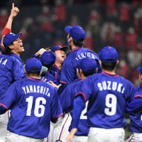 【大津町（ホンダ熊本）－東京都（東京ガス）】初優勝し、マウンドに集まって喜ぶ東京都の選手たち＝東京ドームで2021年12月9日、北山夏帆撮影
