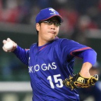 【大津町（ホンダ熊本）－東京都（東京ガス）】力投する東京都の先発・臼井＝東京ドームで2021年12月9日、北山夏帆撮影
