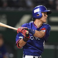 【大津町（ホンダ熊本）－東京都（東京ガス）】四回裏東京都1死二、三塁、石川選手が2点適時打を放つ＝東京ドームで2021年12月9日、前田梨里子撮影