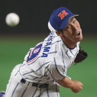 【大津町（ホンダ熊本）－東京都（東京ガス）】力投する大津町の5番手・片山＝東京ドームで2021年12月9日、津村豊和撮影