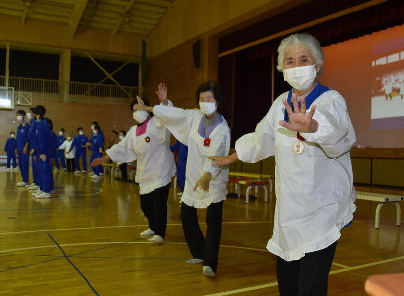 校庭の仮設住宅で暮らしたばっぱとダンスを踊る高田一中の生徒ら=岩手県陸前高田市の高田一中で、2021年12月1日、中尾卓英撮影