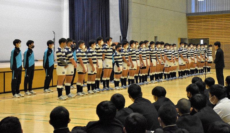 生徒会長(右端)の激励の言葉を聞く秋田工ラグビー部(前列)と陸上競技部(後列)の選手ら=秋田市保戸野金砂町で2021年12月9日、猪森万里夏撮影