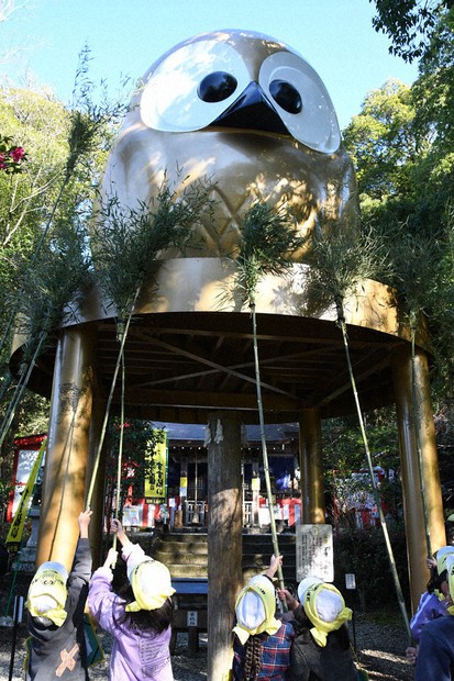 幸福が訪れますように 「フクロウ神社」巨大像をすす払い 栃木