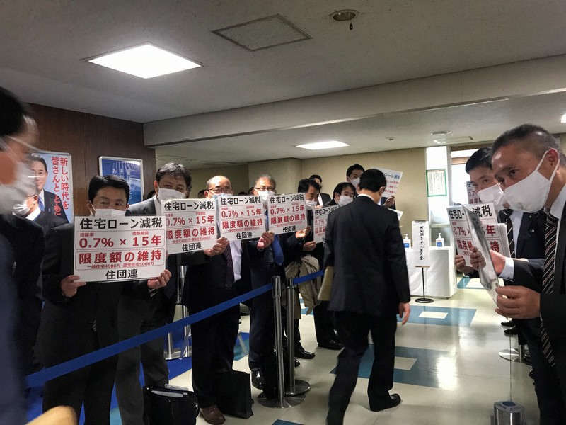 自民党税制調査会の小委員会が行われる部屋の前で、住宅ローン減税の減税規模や限度額の維持を出席議員に訴えかける住宅業界団体の関係者=東京都千代田区の自民党本部で2021年11月30日午後1時58分、町野幸撮影