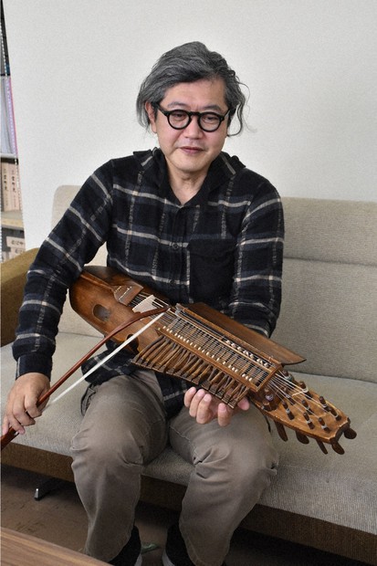 スウェーデンの幻の楽器「コントラバスハルパ」自作 音楽家が演奏