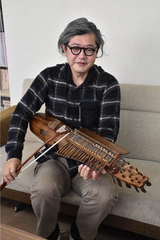 スウェーデンの幻の楽器「コントラバスハルパ」自作 音楽家が演奏