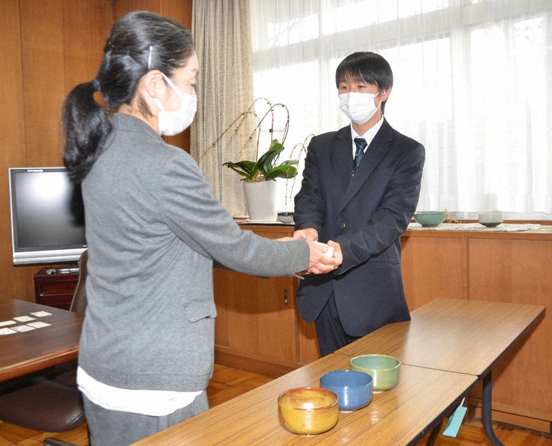 手作り茶わん 茶道部に 城陽支援学校高等部 府内高へ コロナ禍でフェス未使用 京都 毎日新聞