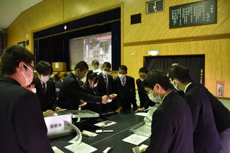 開票作業を体験する生徒たち=岡山市北区南方の岡山商科大付属高校で2021年11月10日午後2時38分、松室花実撮影
