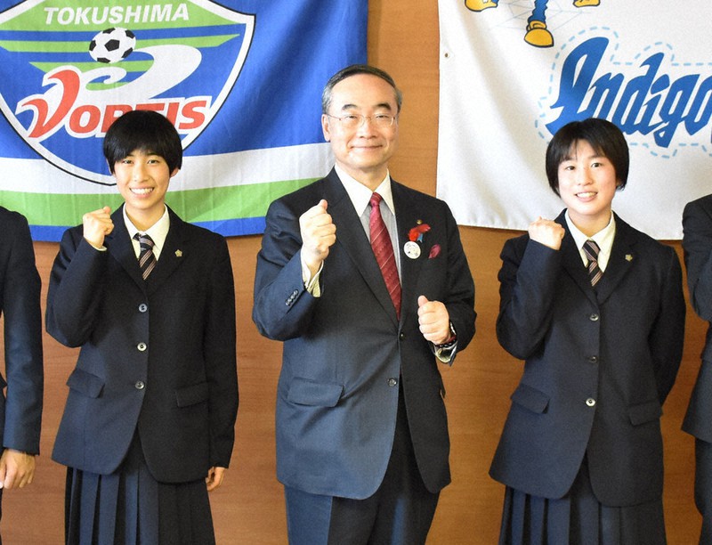飯泉嘉門知事(中央)を表敬訪問した富岡東女子バスケットボール部の吉村香穂主将(右)と女子陸上競技部の辻田詩央主将(左)=徳島市万代町1の県庁で2021年12月10日午後1時48分、岩本桜撮影