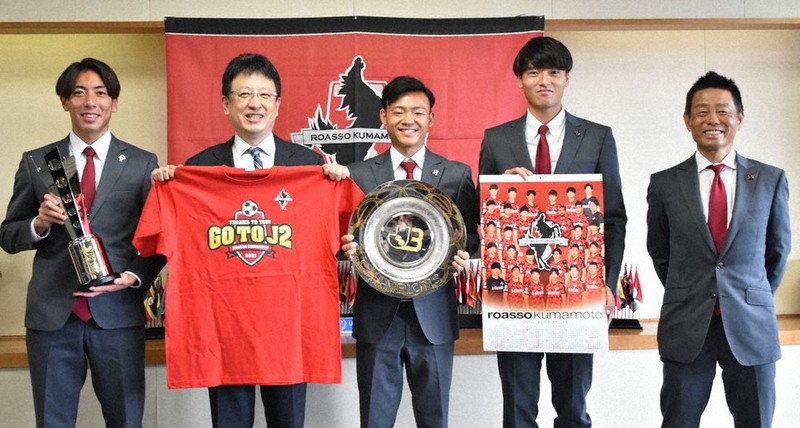 サッカー J2でもチャレンジ続ける ロアッソ熊本が昇格報告 選手や監督ら市長表敬 熊本 毎日新聞