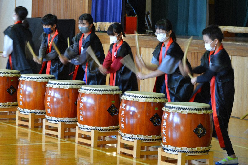 代々継承「荒谷太鼓」 国東小5年生が4、6年生に披露 ／大分