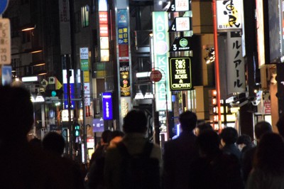 飲食店が並ぶJR神田駅周辺。平日午後7時過ぎは駅に向かう人が多く、空席が目立つ居酒屋も多かった＝東京都千代田区で2021年12月9日午後7時17分、竹地広憲撮影