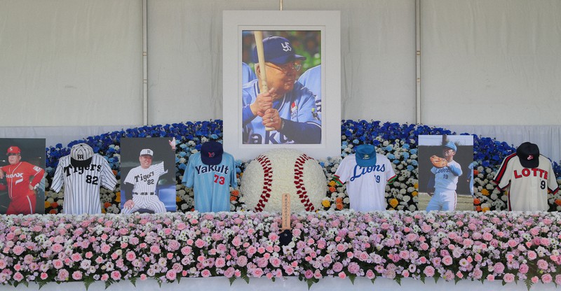★ヤクルト 73 野村克也 1998年 勇退記念 サイン入り下敷き 非売品 最終 Yahoo!オークション - ヤクルト 73 野村克也 1998年 勇退記念 サイン