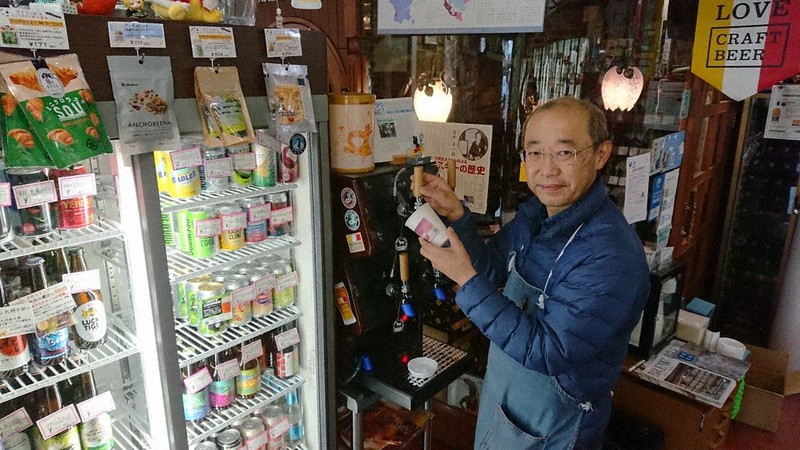 サーバーからクラフトビールを注ぐ木名瀬敦志さん＝水戸市千波町の「リカーショップキナセ」で、宮崎隆撮影