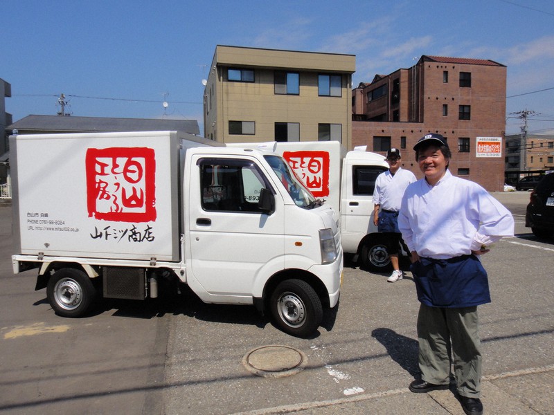 移動販売を始めた頃の山下ミツ商店の山下浩希さん=本人提供