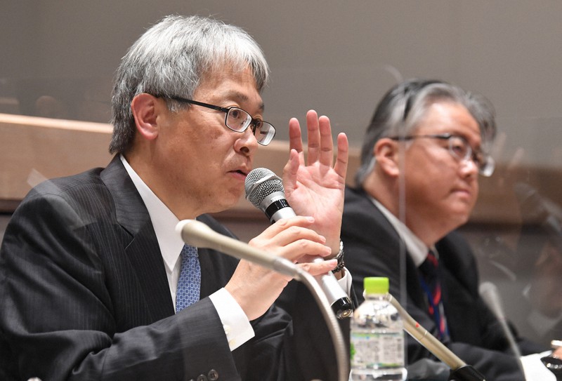 記者会見で、山口フィナンシャルグループのCEO職を解任されたことなどについて話す吉村猛氏(左)=東京都中央区で2021年11月29日、大西岳彦撮影
