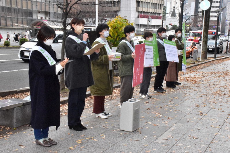 街頭募金への協力を呼びかける「あしなが育英会」の奨学生ら=仙台市青葉区一番町で2021年12月12日、平家勇大撮影
